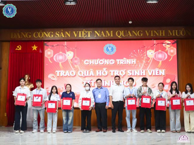 Chương trình trao quà hỗ trợ sinh viên Tết Nguyên Đán Bính Ngọ 